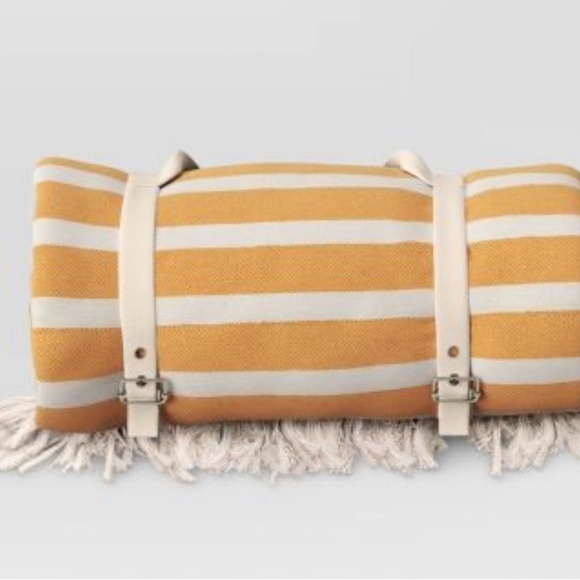 New with tags! Threshold beach blanket with umbrella hole - Picture 1 of 8